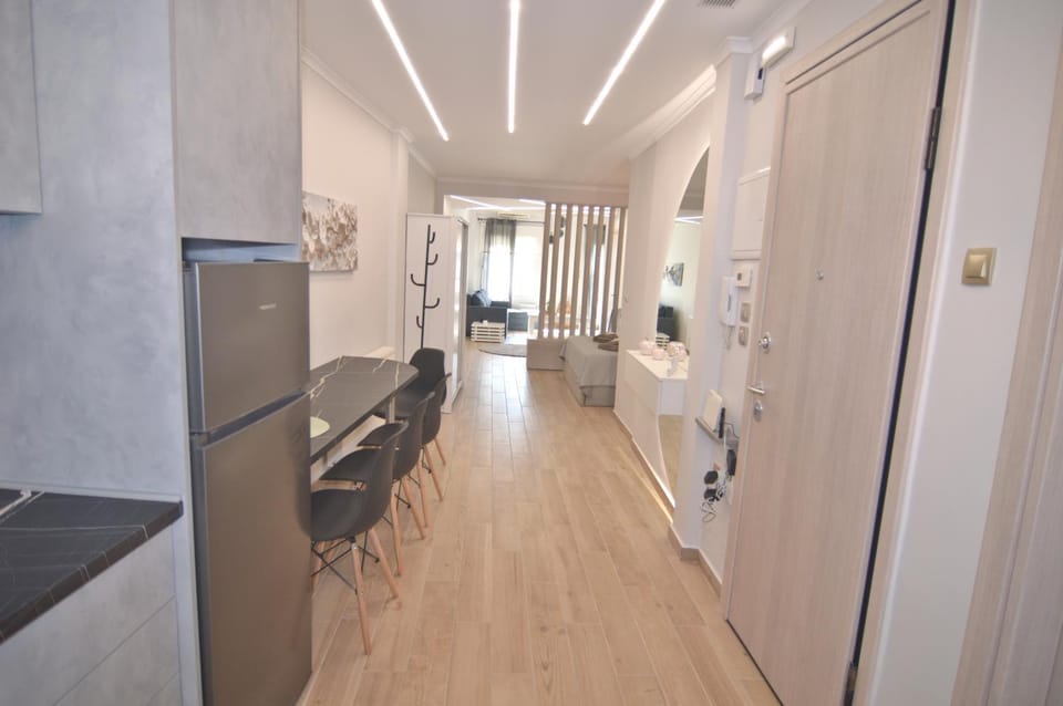 Bed, TV and multimedia, Kitchen or kitchenette, Living room, Photo of the whole room, Seating area, Bedroom, wardrobe