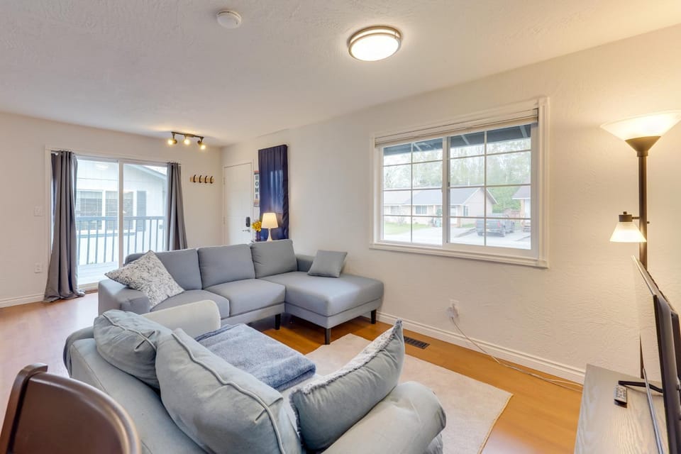 3 Mi to Alaska Zoo: Family Home in Anchorage! House in Abbott Loop