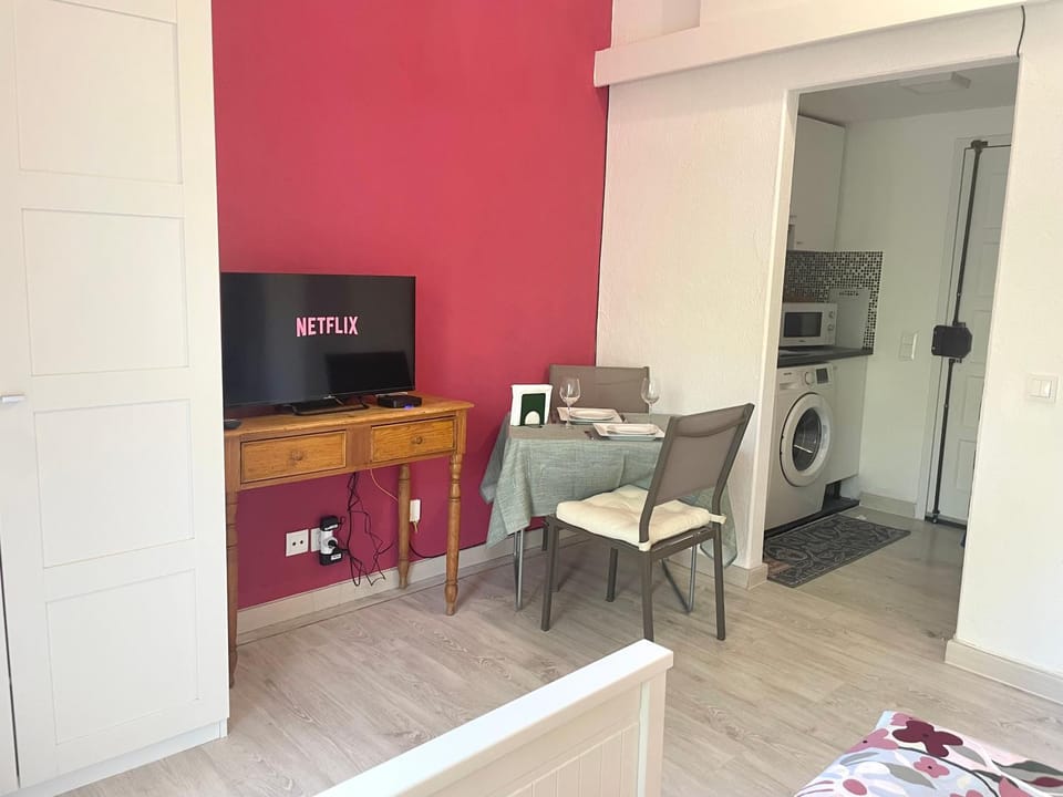 Bedroom, Meals