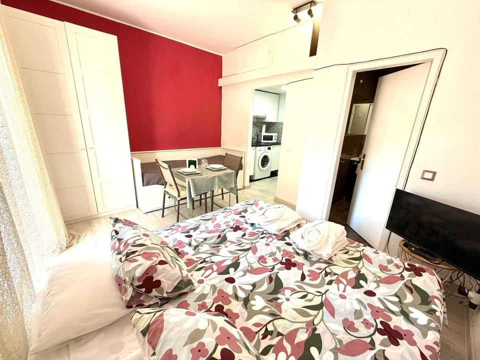 Bed, Kitchen or kitchenette, Dining area, Bedroom