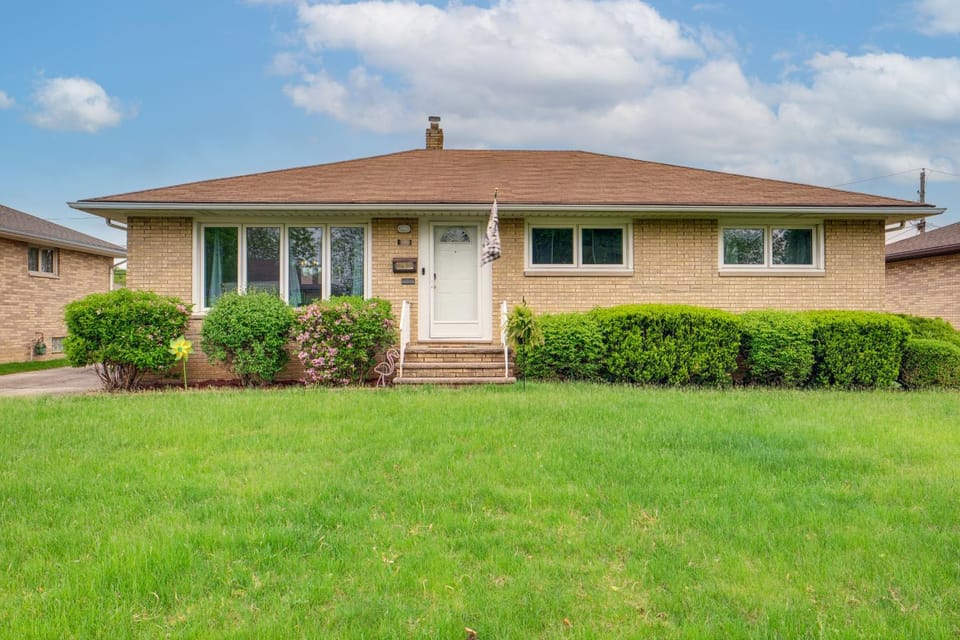 8 Mi to Cleveland Family Home with Fenced Backyard! House in Brooklyn