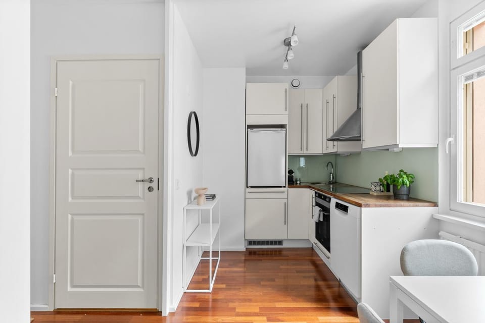 Kitchen or kitchenette, oven, stove