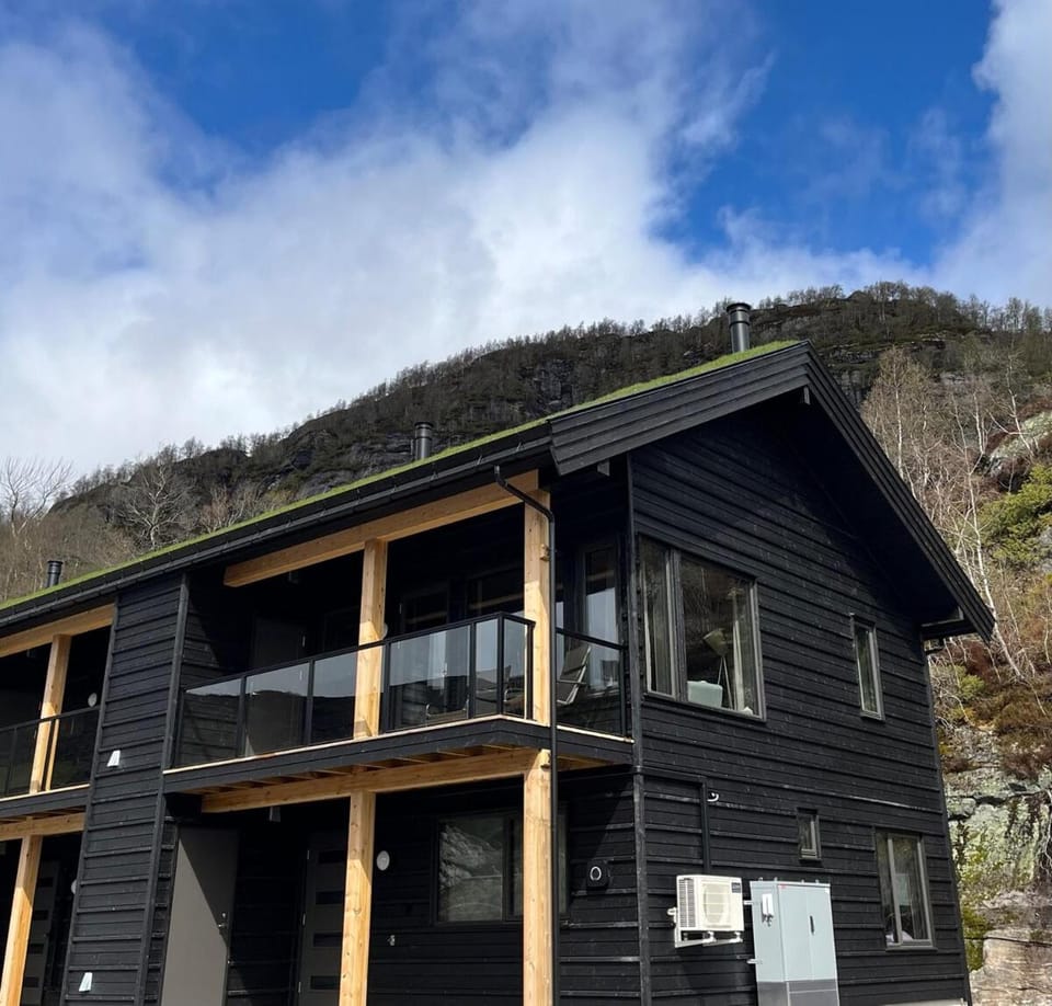 Family-Friendly Mountain Holiday Home with Lakeviews, Close to Beach House in Rogaland