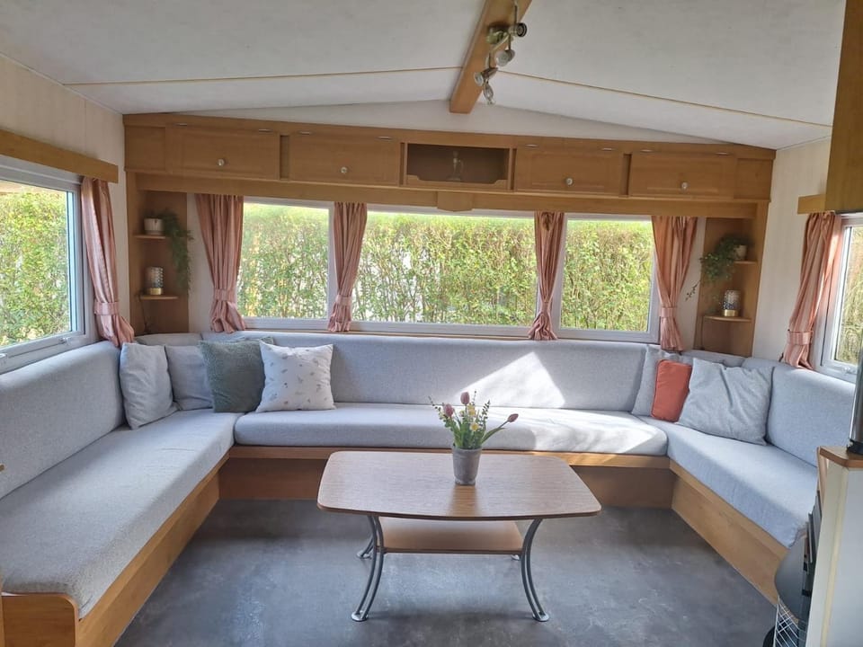 Gezellige Stacaravan nr 7 op Mini-Camping Klaproosje 4 personen Campground/ 
RV Resort in Zeeland, Netherlands