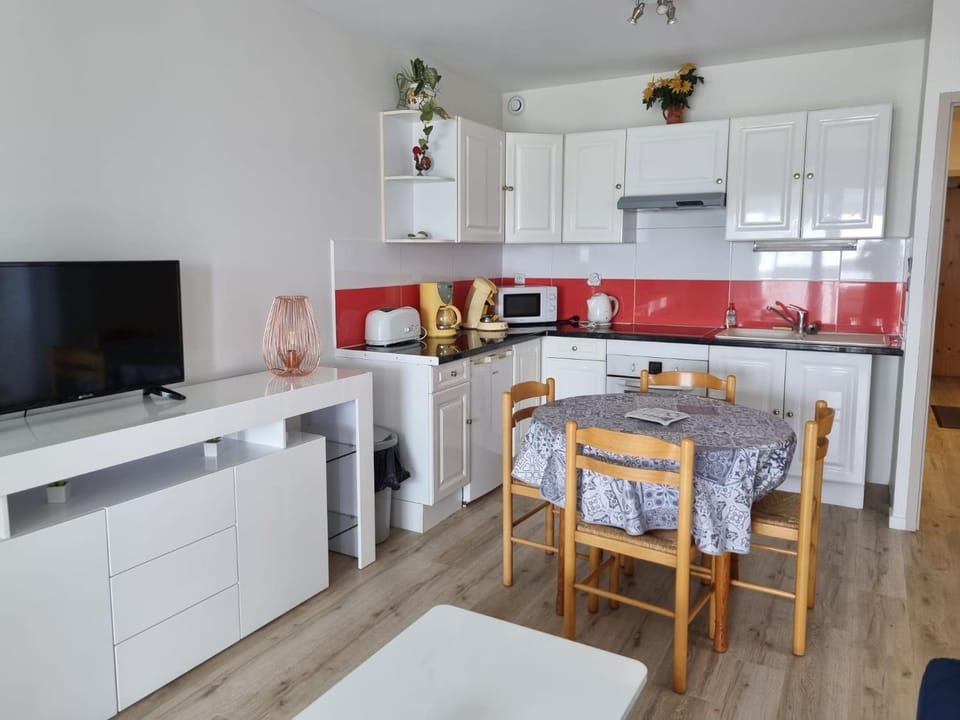 TV and multimedia, Kitchen or kitchenette, Dining area, oven, stove, toaster
