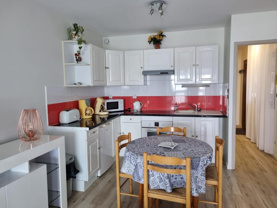 Kitchen or kitchenette, Dining area, oven, stove, toaster