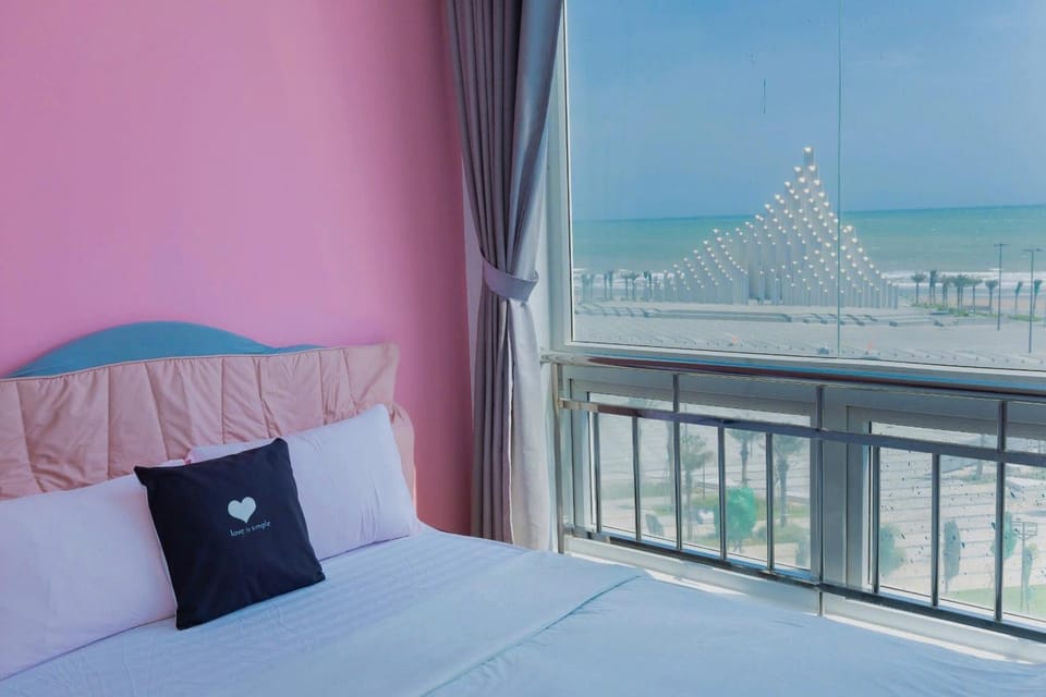 Bed, Bedroom, Sea view