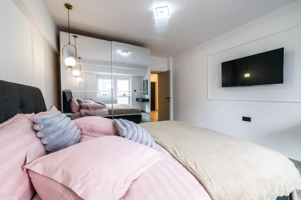 Bed, TV and multimedia, Bedroom