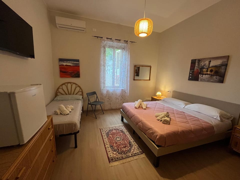 Bed, TV and multimedia, Photo of the whole room, Bedroom, internet, air conditioner