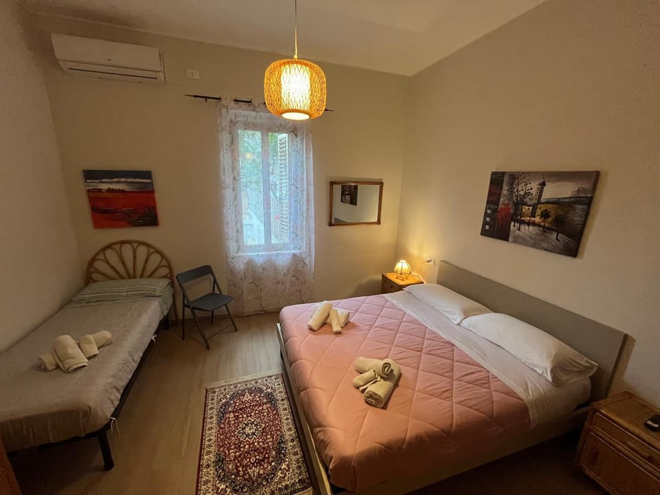 Bed, TV and multimedia, Photo of the whole room, Bedroom, towels, air conditioner