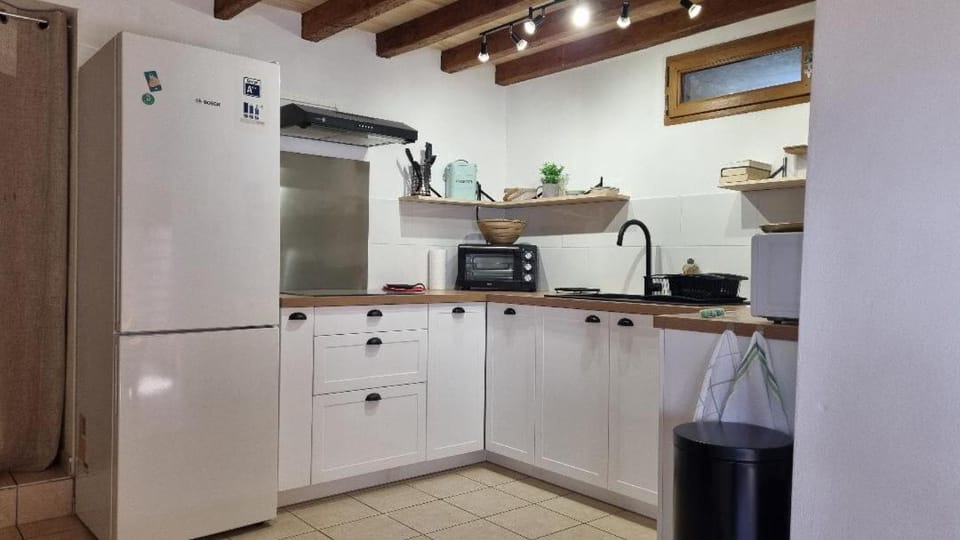 Coffee/tea facilities, oven, stove, toaster
