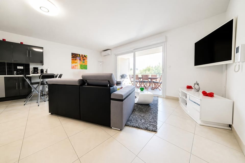 Communal lounge/ TV room, TV and multimedia, Kitchen or kitchenette, Living room, Dining area