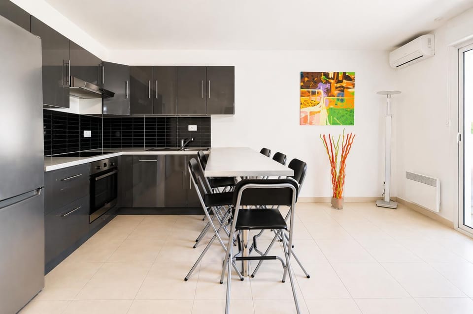 Kitchen or kitchenette, Dining area, oven, stove