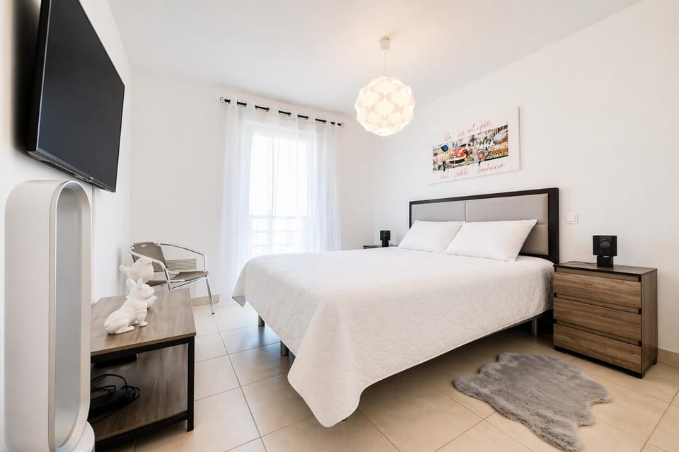 Bed, TV and multimedia, Photo of the whole room, Bedroom