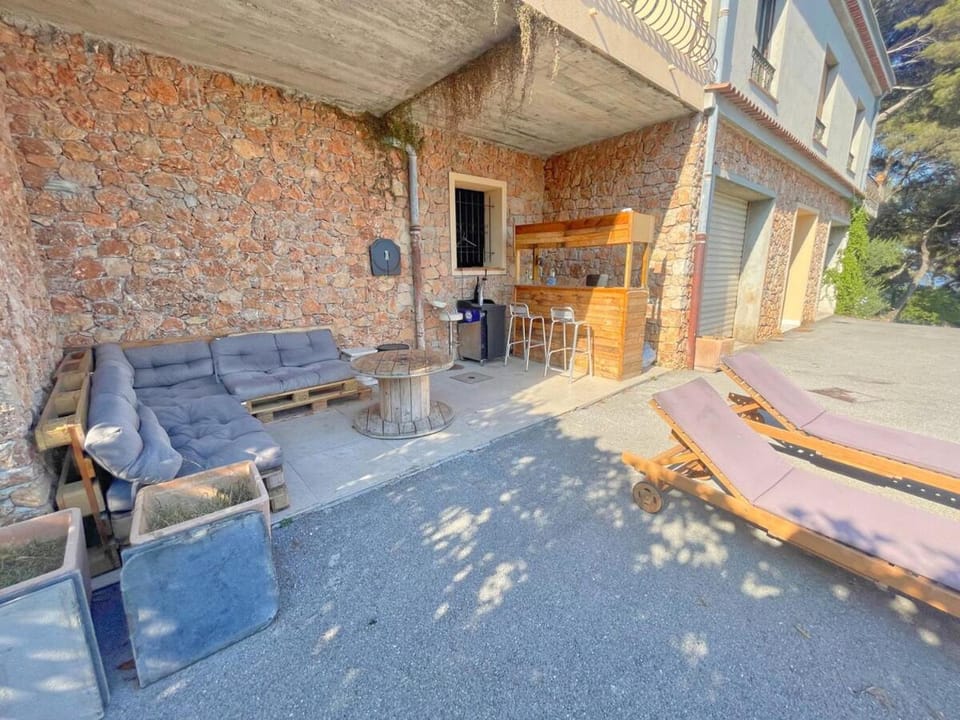 Patio, Day, Living room, Seating area