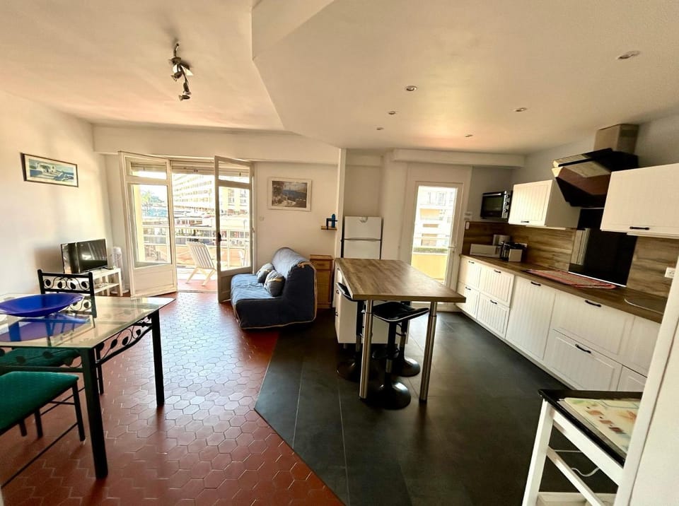Kitchen or kitchenette, Living room
