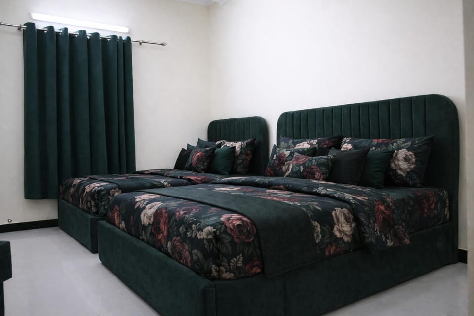 Bed, Living room, Photo of the whole room, Seating area, Bedroom