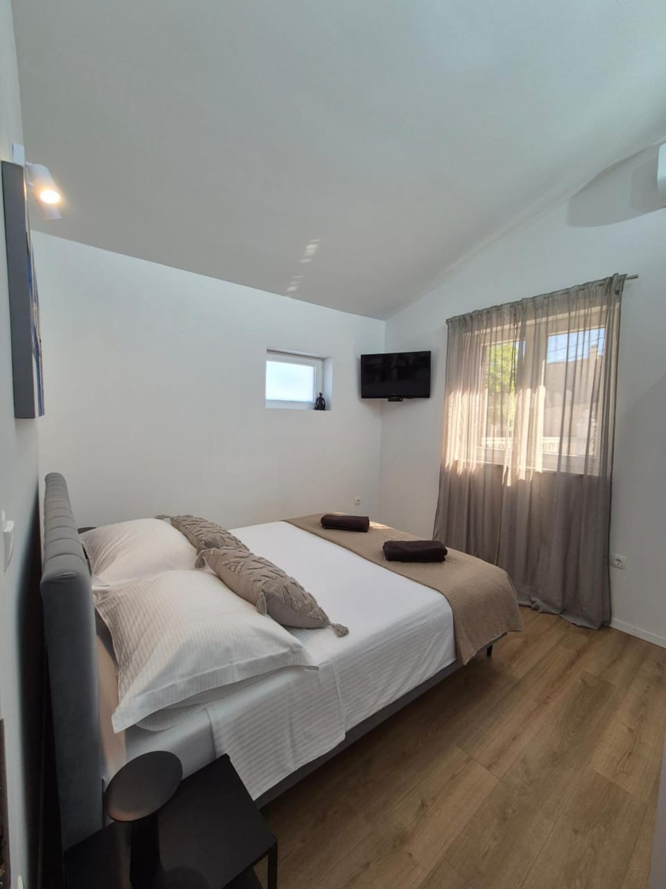 Bed, TV and multimedia, Bedroom