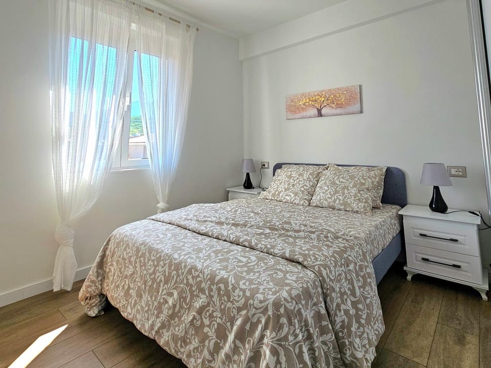 Bed, Photo of the whole room, Bedroom, Mountain view