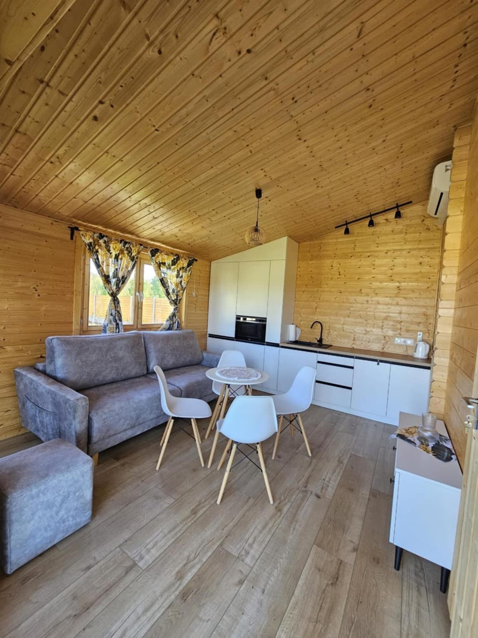 Kitchen or kitchenette, Living room, Seating area, Dining area