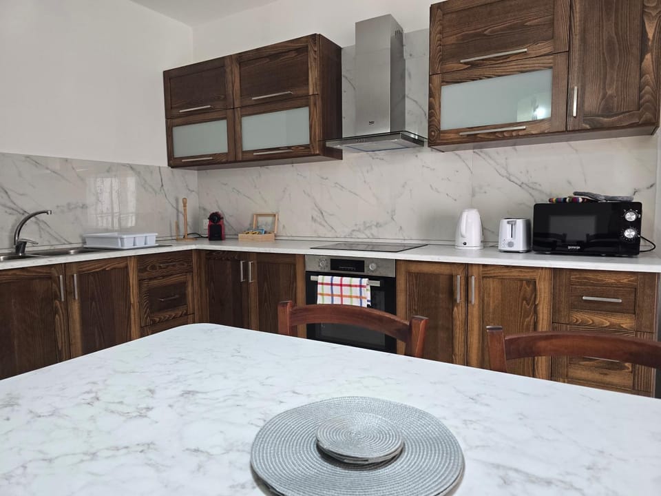 Coffee/tea facilities, microwave, toaster, kitchen