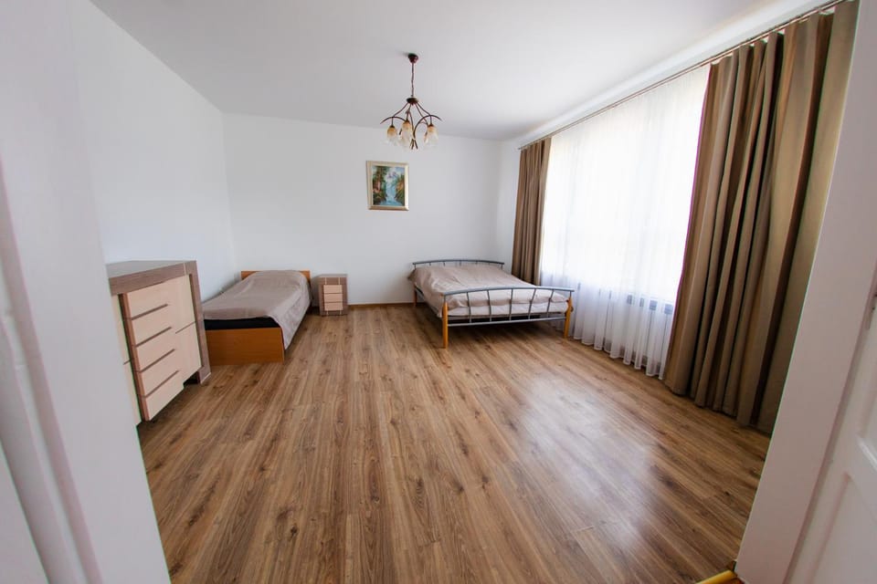 Bed, Photo of the whole room, Seating area, Bedroom