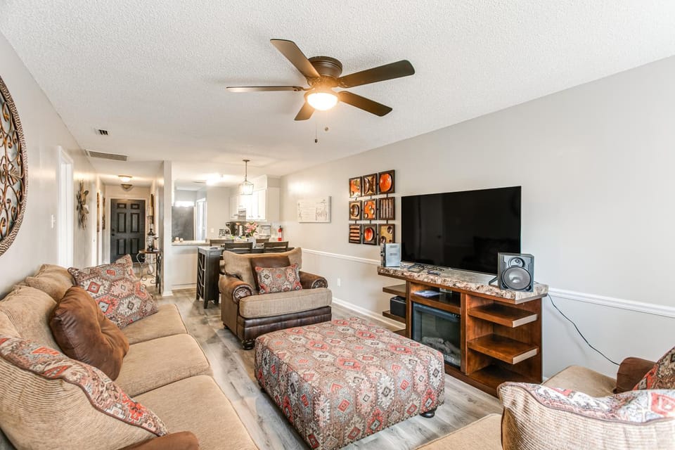 9 Mi to Moody AFB: Newly Updated Condo Near Dining House in Valdosta