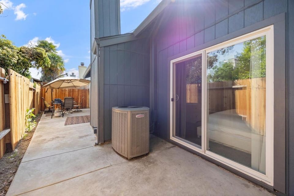 Modern Downtown Escape Sleeps 10 House in Sacramento