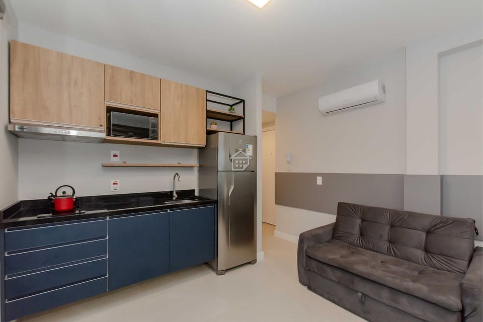 Kitchen or kitchenette, microwave, stove