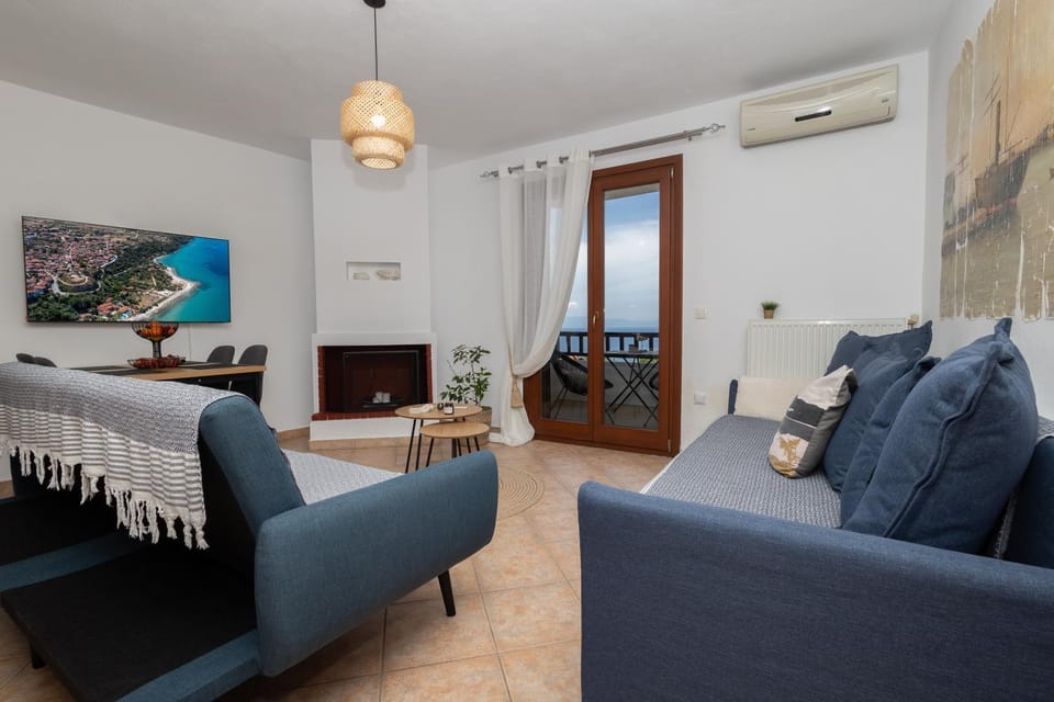 TV and multimedia, Living room, Seating area, air conditioner