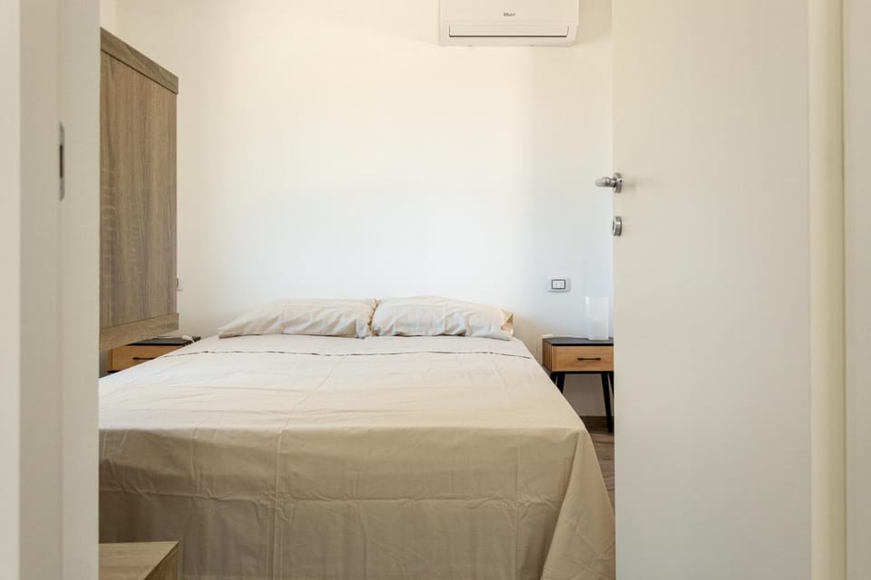 Bed, Photo of the whole room, Bedroom, air conditioner