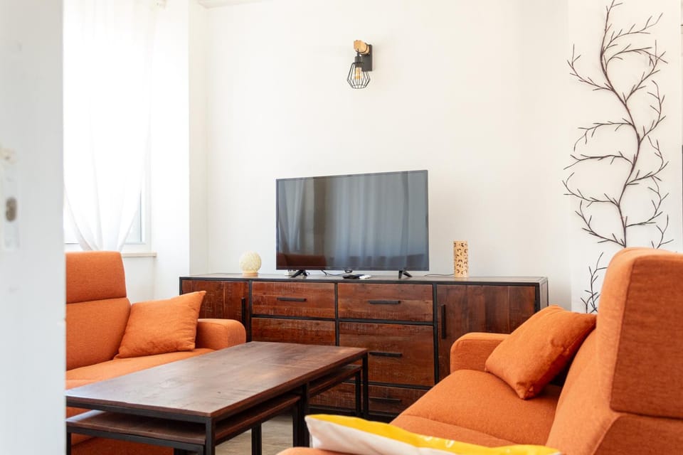 Communal lounge/ TV room, TV and multimedia, Living room, Seating area, Evening entertainment
