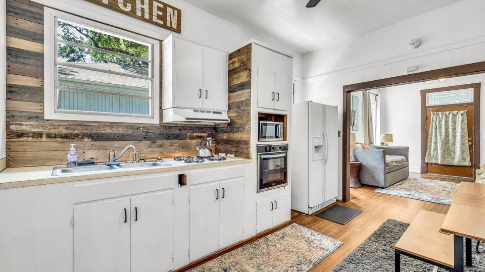 Kitchen or kitchenette, oven