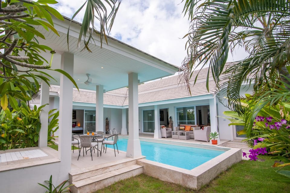 Property building, Patio, Balcony/Terrace, Swimming pool, Swimming pool