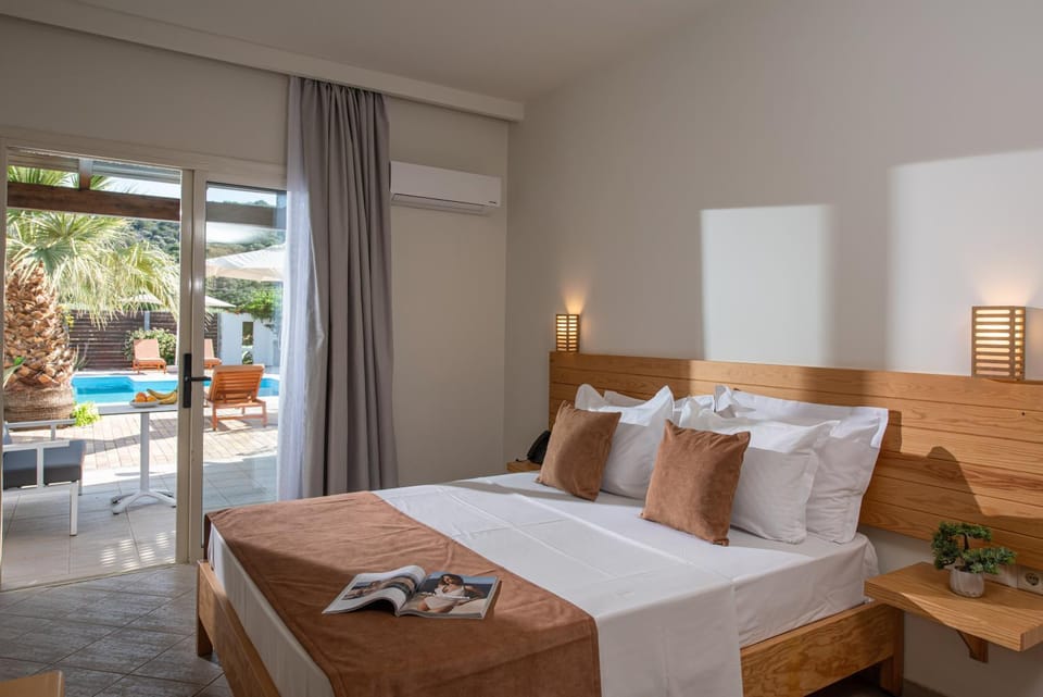 Bedroom, Pool view