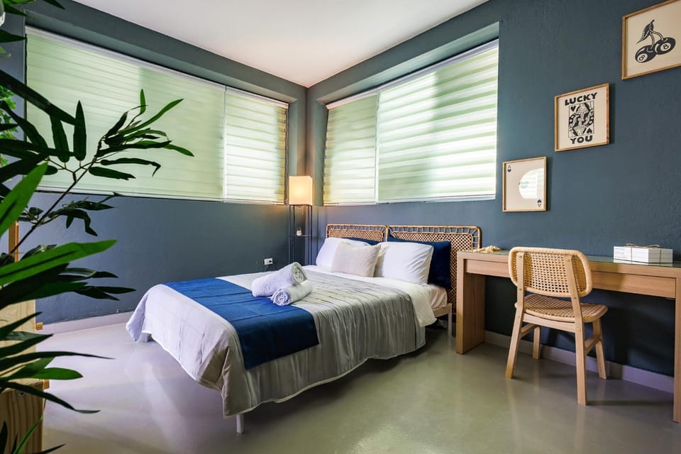 Bed, Bedroom, towels