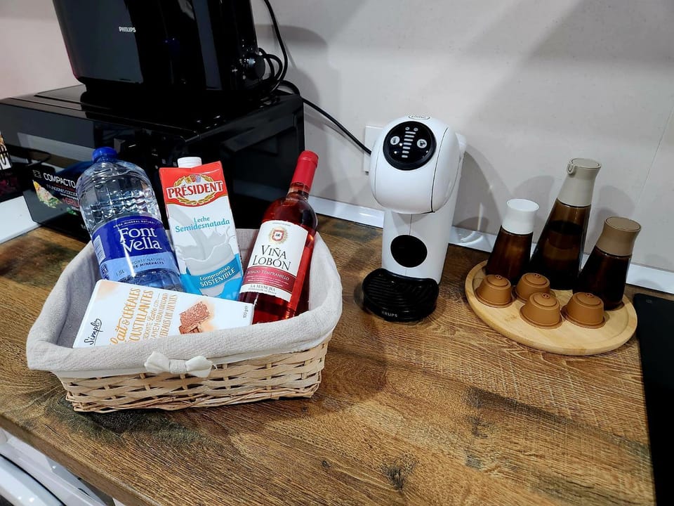 Coffee/tea facilities, Food and drinks