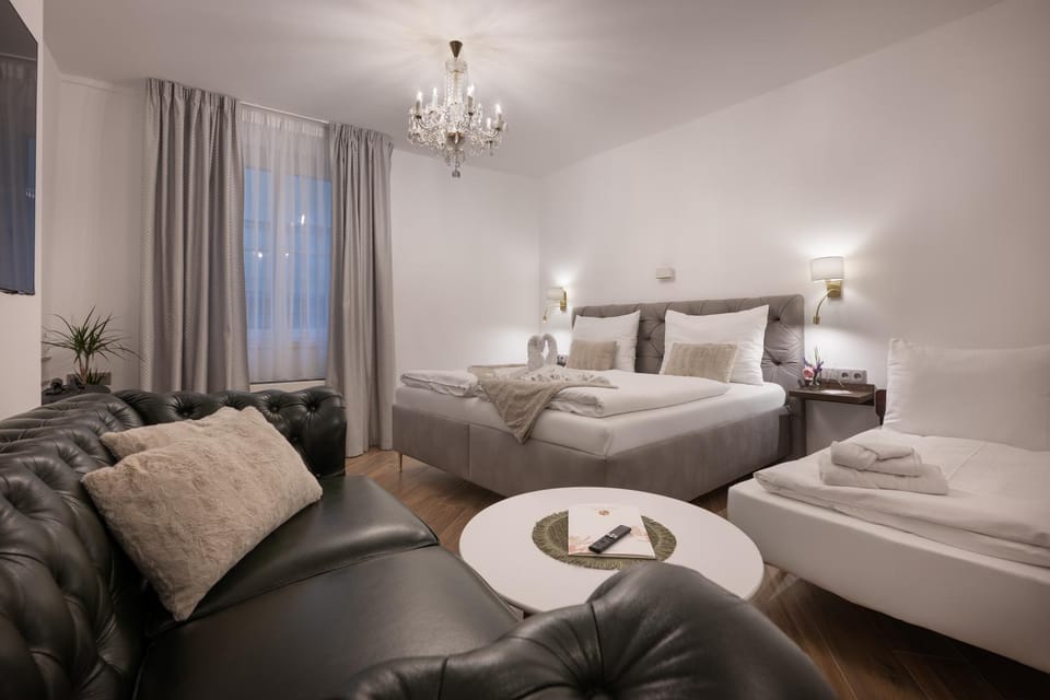 Bed, Photo of the whole room, Seating area, Bedroom