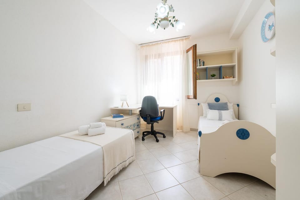 Bed, Photo of the whole room, Seating area, Bedroom