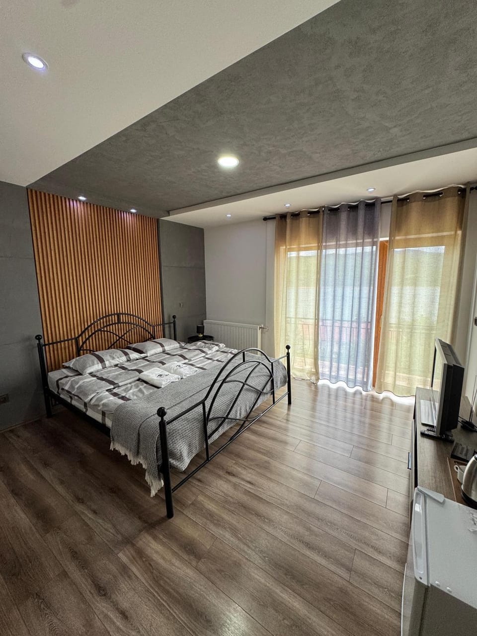 Bed, TV and multimedia, Photo of the whole room, Bedroom, hair dresser