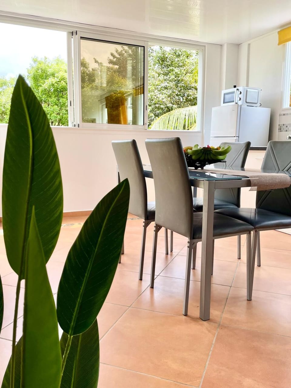 Kitchen or kitchenette, Seating area, Dining area