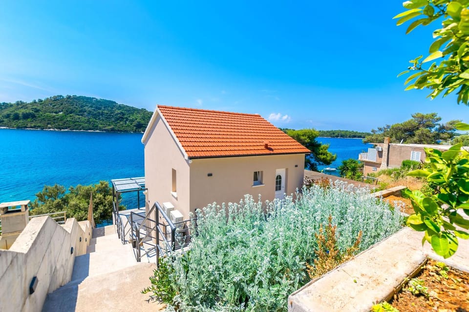 Facade/entrance, Sea view