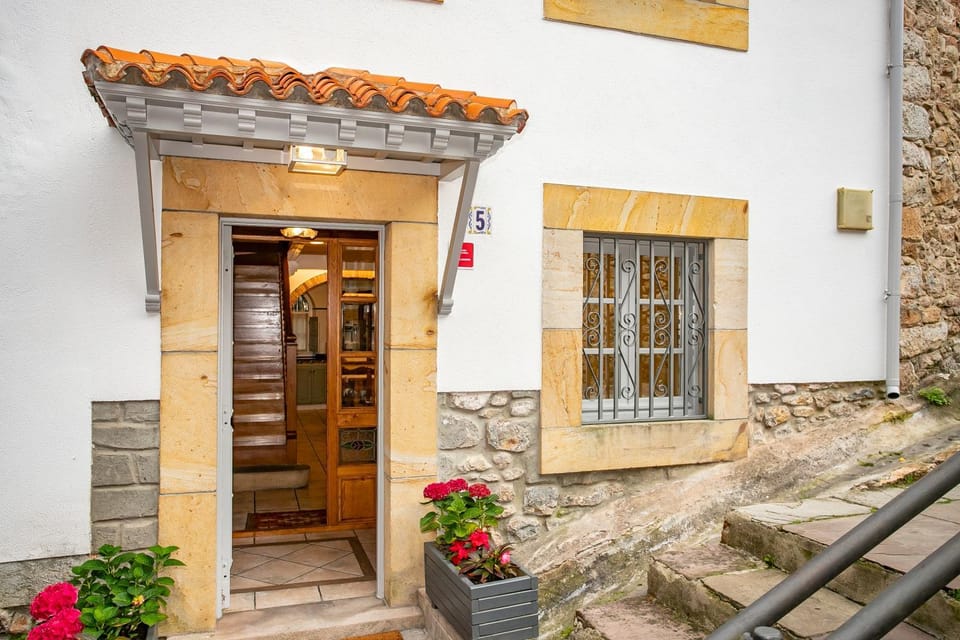 Facade/entrance, Off site