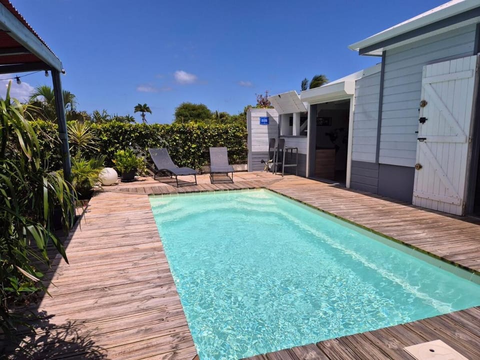 Patio, Swimming pool, sunbed