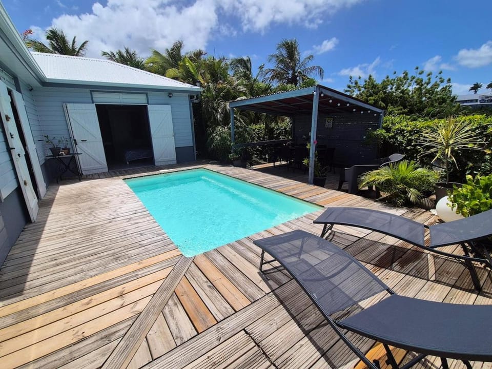 Swimming pool, sunbed