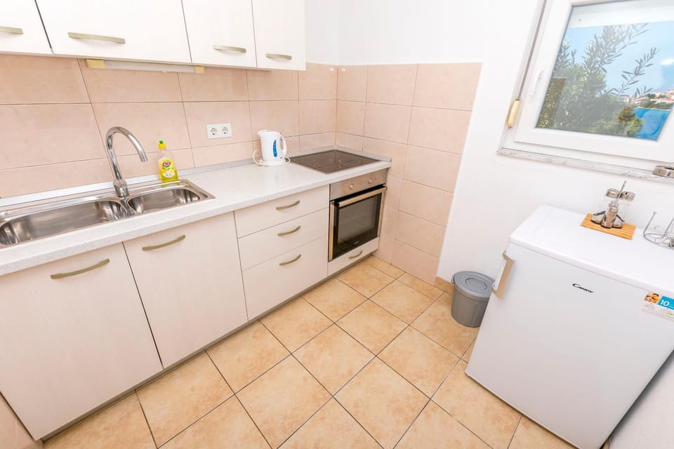 Kitchen or kitchenette, oven, stove