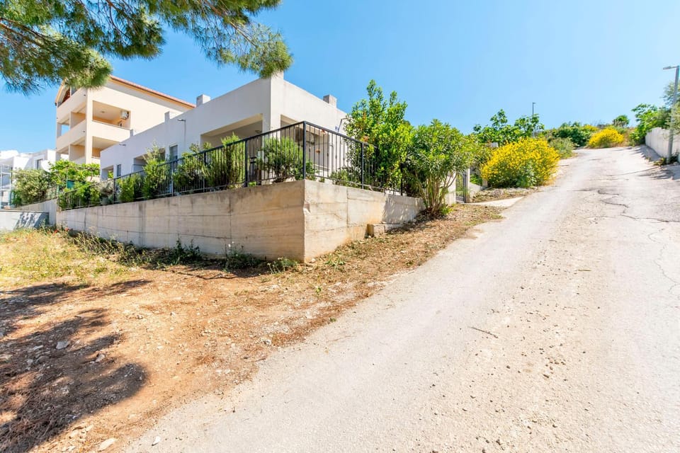 Property building, Facade/entrance, Neighbourhood, Garden, Garden view, Street view