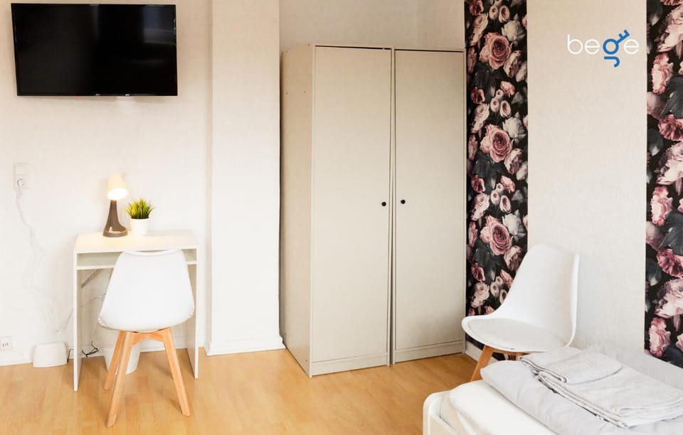 Bed, TV and multimedia, Photo of the whole room, wardrobe