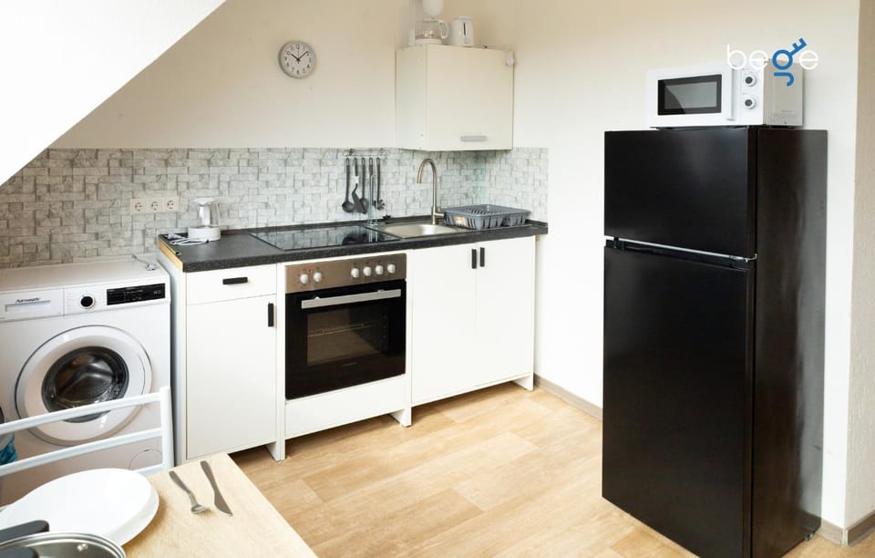 Kitchen or kitchenette, stove, washing machine
