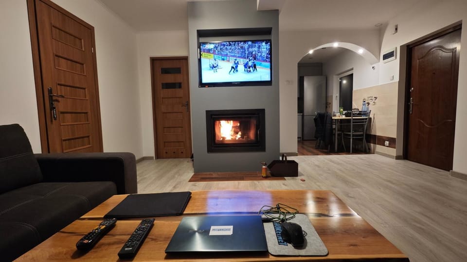 Communal lounge/ TV room, TV and multimedia, Living room, Seating area, Evening entertainment